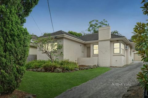 Designed for buyers who appreciate both comfort and style, this updated single-level villa is destined to please first homebuyers, active downsizers, professional couples and investors alike. The lounge and dining room are warm and welcoming, flowing...