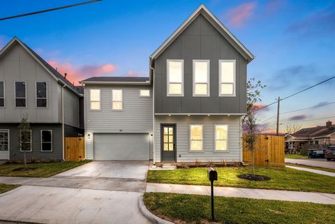 Welcome to 751 Dumble Street, a stunning new construction home in Houston’s vibrant EaDo district—just minutes from Downtown’s best dining, nightlife, and entertainment. This contemporary residence boasts 3 bedrooms, 3 full baths, 1 half bath, attach...