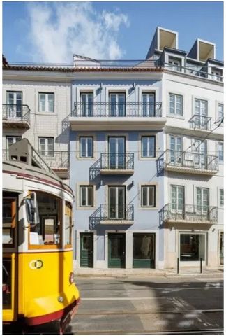 Este charmoso prédio histórico totalmente reabilitado de 4 pisos está localizado na Graça, em pleno coração de Lisboa, com 7 apartamentos e 1 loja, projetados pelo arquiteto Pedro Carrilho. Com óptima exposição solar, excelentes acabamentos, totalmen...