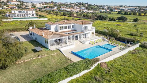 Villa privilégiée orientée plein sud avec piscine et jardin, située dans un emplacement exclusif, à distance de marche de la réserve naturelle de Salgados (idéale pour l'observation des oiseaux), du terrain de golf et à quelques minutes en voiture de...