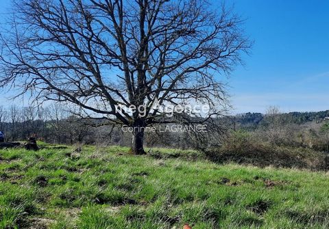 Très bel environnement ensoleillé exposé sud, avec jolie vue pour ce beau terrain à bâtir de 1900 m2 à moins de 10 min du centre ville de Périgueux et de la zone commerciale de La Feuilleraie. Un arrêt Péribus est à 800 m et toutes les commodités à 5...