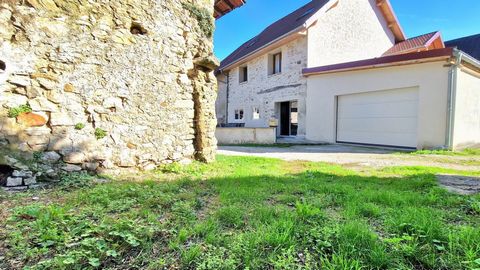 Neu und exklusiv – handeln Sie schnell! Im malerischen Dorf Magnieu (01300), nur 5 Minuten von Belley mit seinen Geschäften, Schulen und Annehmlichkeiten entfernt, wartet dieses charmante Dorfhaus aus Stein darauf, Sie zu verzaubern. Das Anwesen wurd...