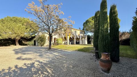 Kommen Sie und entdecken Sie diese entzückende Villa von 160 m2 auf dem Land des charmanten Dorfes Pernes-les-Fontaines, die eine ländliche Umgebung, in einer ruhigen Umgebung und ohne Nachbarn bietet, auf einem landwirtschaftlichen Grundstück von ei...