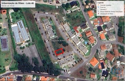 Lote de terreno plano e de gaveto, para a construção de moradia em banda, em zona residencial sossegada (Urbanização de Ribes). Beneficia de de todas as infraestruturas já prontas e tem projeto aprovado para moradia de r/c e andar T3 com garagem. Na ...