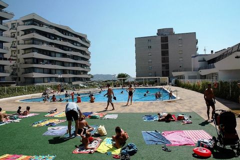 Het appartement biedt een comfortabel verblijf met twee slaapkamers, met ruimte voor maximaal zes gasten. Het is ontworpen met moderne meubels en zorgt voor een ontspannen sfeer. Het ligt direct aan het strand en biedt gemakkelijke toegang tot de zee...