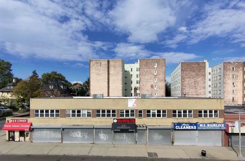 Ne manquez pas cette incroyable opportunité immobilière commerciale sur Clinton Avenue à Newark, NJ ! Située dans un secteur très fréquenté avec une excellente visibilité, cette propriété offre un accès pratique aux transports en commun et aux princi...