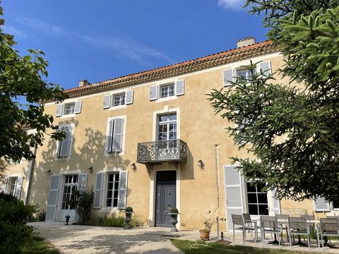 Une grille ouvre sur un jardin, bordé en partie par des douves en eau, comprenant un ensemble composé à gauche d’une tour et d’un logis seigneurial de 1249, en face d’une maison de Maître RDC: Couloir d’entrée traversant distribuant: - à droite sur l...