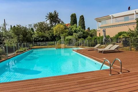 Nestled on the edge of Cap d'Antibes, in a peaceful setting and close to the beaches, this apartment and its garden level or this modern semi-detached villa of 215m2 will seduce you by its ideal location. It offers a double living room, a dining room...