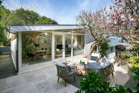 Ubicada en un tranquilo callejón sin salida cerca de Caledonia St, esta exquisita casa de mediados de siglo es un refugio sereno con un amplio espacio al aire libre. Con líneas limpias y un plano de planta abierto, la casa ofrece una estética similar...