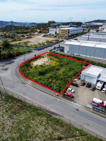 Fantastisches Grundstück von 2000m2 in der Industriezone von Lordelo-Paredes Beschreibung der Immobilie: Grundstück mit 2000m2, mit der Möglichkeit des Baus von 1000m2 und Terrasse von 1000m2. Dieses Grundstück hat zwei Fronten und Zugang zur A42 in ...