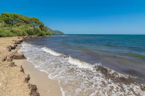 La terrasse de sable est parfaite pour profiter des levers et couchers de soleil avec le murmure des vagues en musique de fond. La maison offre une autre terrasse couverte, à l'entrée de la rue et également aménagée pour profiter du beau temps. La fa...