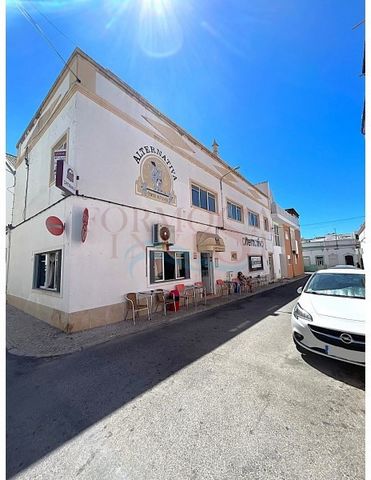 We present this three-storey building, located in a privileged area with great potential. This property is an excellent opportunity for those who want to start their own business or turn it into a custom home. Property Features: Ground Floor: Indepen...