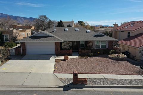 Don't miss this meticulously maintained 3-bedroom, 2-bathroom single-story home by Bart Rutledge in the desirable Heritage East neighborhood! With beautiful curb appeal, this brick veneer home offers a spacious open great-room floorplan, built-in boo...