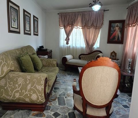 The house is a first floor, in horizontal property, has two internal patios, has a service alcove with bathroom, it is super well located, close to viva laureles, first park Features: - Furnished - Parking - Dining Room