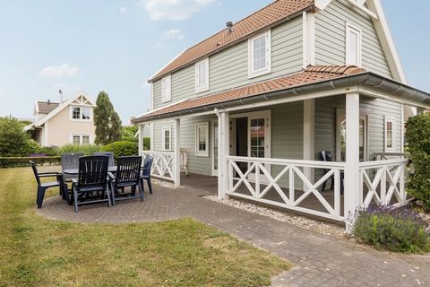 Deze vrijstaande, gerestylde villa ligt vlakbij het strand op Vakantiepark De Heeren van 's Gravensande. De sfeervolle woonkamer beschikt over een TV en een soundbar. De aangrenzende open keuken is voorzien van onder andere een afwasmachine. Op de be...