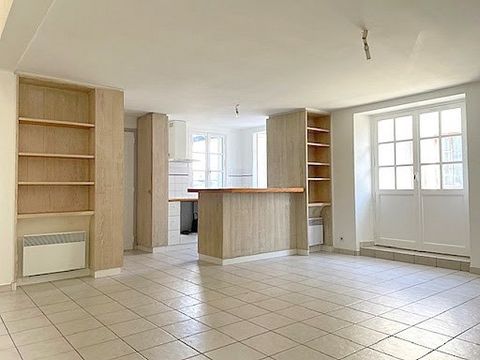 (17000) La Rochelle à 15 mins dans le centre du village de Marsilly, au calme dans une impasse, découvrez cette jolie maison en pierre rénovée, 3 chambres, garage. Avec une belle luminosité, la pièce de vie de 40 m2 offre un espace dressing à l'entré...