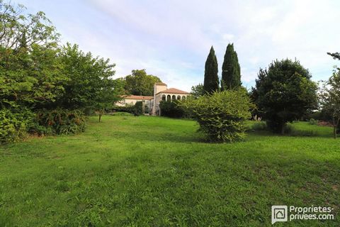 « Exceptionnel » est le qualificatif souvent utilisé par les visiteurs du Mas Affortit, à Nîmes, au milieu de parc et jardins avec platanes bi centenaires et forêt de bambous, bordé de vignes. Amoureusement habité et entretenu depuis plus de 50 ans p...