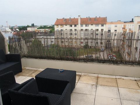 Duplex, entrée salon séjour avec accès grande terrasse sans vis-à-vis, cuisine, sde, au 1er étage climatisé, 3 chs et sdb, possibilité d'une 4ème ch.Pour visiter et vous accompagner dans votre projet, contacter votre conseiller immobilier de proximit...