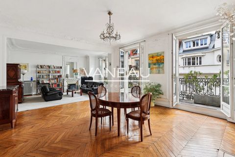 Saint François-Xavier - FAMILY AND RECEPTION APARTMENT - Alone on the fifth floor with elevator, Groupe Vaneau offers a 192.8 m2 carrez family and reception apartment with 3m10 high ceilings in a luxury stone building with a caretaker. It comprises a...