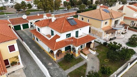 Bem-vindo a Elvas, uma cidade encantadora e histórica que o convida a mergulhar na sua atmosfera vibrante e diversificada. Localizada nesta cidade pitoresca, encontra-se esta belíssima Moradia de 4 quartos e 5 casas de banho, num terreno de 812 metro...