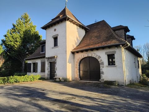 MALEMORT, cette spacieuse maison construite avec des matériaux de trés belle qualité offre de plain-pied un magnifique séjour ouvert sur un espace de verdure et la piscine. Cinq chambres dont une plain-pied avec salle de bain. Grand garage, chauffage...