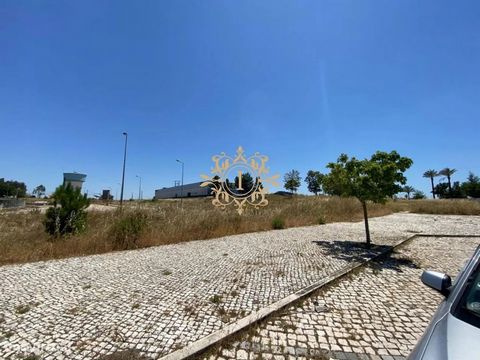 Lote de terreno com 776 m2 no Pinhal Novo, em Palmela. Numa zona de expansão da cidade, Val Flores, com duas frentes; distando cerca de 2 km do centro da localidade e 500 m da N252, que liga Palmela ao Montijo e a Setúbal e, à zona industrial do Vale...