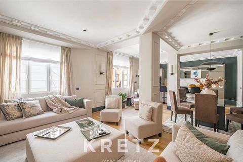 Beautiful apartment with exquisite decoration in the best area of Madrid. Located in Hermosilla street, it is strategically located to enjoy the two most demanded neighborhoods of Madrid, the Salamanca neighborhood and Chamberí. Its 221 m2 are distri...