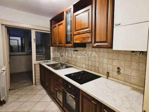 Location: Istarska županija, Pula, Kaštanjer. Pula, Kaštanjer, high-quality apartment close to the center, sea view For sale is a bright and spacious apartment with an area of 63 m², located in Kaštanjer, Pula. This location offers proximity to the c...