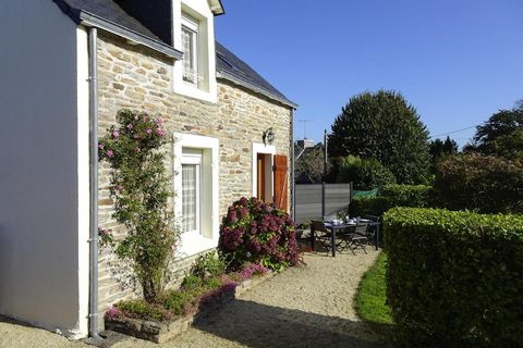 Small charming holiday home located above the beautiful sandy beach of Kerleven. An ideal location about the same distance from the lively harbor town of Concarneau and the popular seaside resort of Fouesnant. The interior is cozy and comfortable wit...