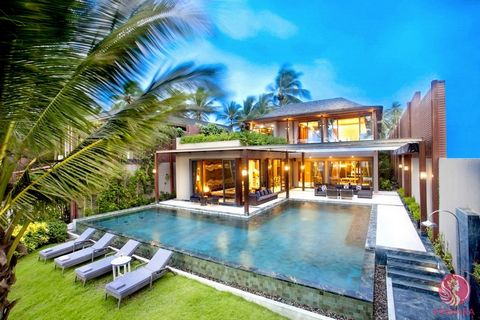 Villa met zwembad aan het strand te koop in PangNga Villa met 5 slaapkamers aan het strand De extra grote en architectonisch verfijnde villa met vijf slaapkamers aan het strand is de plek voor de veeleisende enkeling. Voor de deur breken de zacht glo...