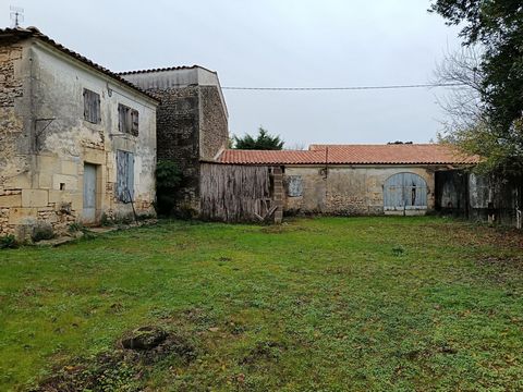 Au calme, proche des commerces, maison et grange à rénover. Jardin de 700 m² environ.
