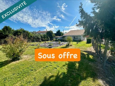 Maison des années 1970 d'environ 92m² avec garage sur un terrain entièrement clos de 1700m² avec puit.