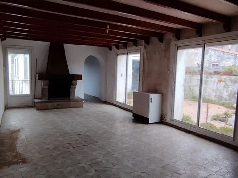 Au coeur du village grande maison de 200m2 à restaurer avec jardin. Située à 1 heure de Perpignan et des plages