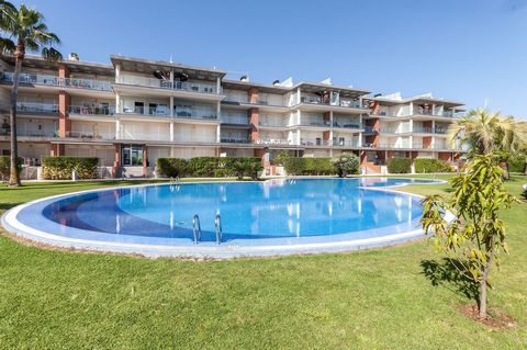 Disfrute de unas increíbles vacaciones en la playa en este moderno apartamento ubicado en un hermoso residencial en Oliva Nova. Tiene capacidad para 4-6 huéspedes que, además del mar y la playa, aprovecharán al máximo la gran piscina compartida y las...