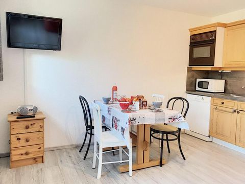 The residence Dahlia is ideally situated at the foot of the cable car of Saint Martin (direct link with the 3 valleys). It is located nearby shops and services. Surface area : about 24 m². 3rd floor. Orientation : South, West. Living room with bed-se...