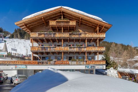 Dit appartement heeft 2 slaapkamers en is geschikt voor 6 personen, ideaal voor gezinnen met kinderen. De woning is gelegen op de grens van Salzburgerland en Tirol, op een sneeuwzekere hoogte van 1200 m. Met een unieke ligging direct aan de piste van...