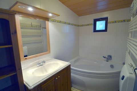 This is a single-storey holiday home, full south-facing in a quiet village. It is located at the crossroads of 3 valleys (Bocq, Meuse et Molignée) and features a comfortable interior. The fine accommodation comfortably accommodates 2 couples or a fam...