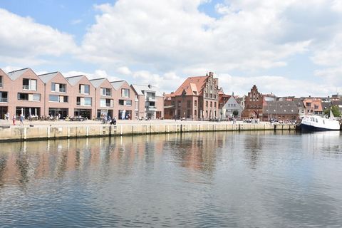 Hermoso apartamento con logia y vistas al puerto se encuentra directamente en el área del Puerto Viejo en Wismar, incrustado en la memoria antigua imponente, a solo unos pasos a lo largo de la línea del puerto hacia el casco antiguo y al pasar por la...
