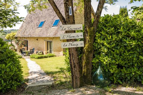 This cozy cottage with a beautiful view invites you to rest, tranquility and reflection. All the tourist and cultural pearls of the Dordogne are within easy reach. Think of Lascaux, the Vézère valley, Sarlat, Perigueux, the many markets, festivals, c...