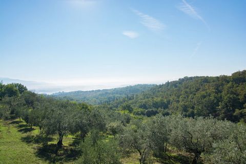 With unending views of greenery, this holiday home in Florence has 2 bedrooms to sleep 4 people. Ideal for a family, this home features a shared swimming pool for cooling off and private terrace to enjoy the views. About Belvilla When you stay in a B...