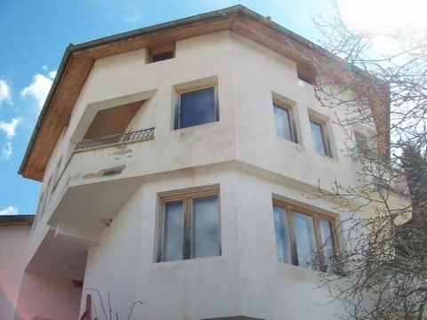 TÉL: ... ; 0301 69999/ NOUS OFFRONS À LA VENTE UNE MAISON MASSIVE DE TROIS ÉTAGES D’UNE SUPERFICIE TOTALE DE 300 .M. DANS UNE PROPRIÉTÉ DE 600SQ.M. DANS LE BEAU VILLAGE RHODOPE DE SOLISHA. DE LA STATION DE REMONTÉES MÉCANIQUES ET DES PISTES DE SKI S....