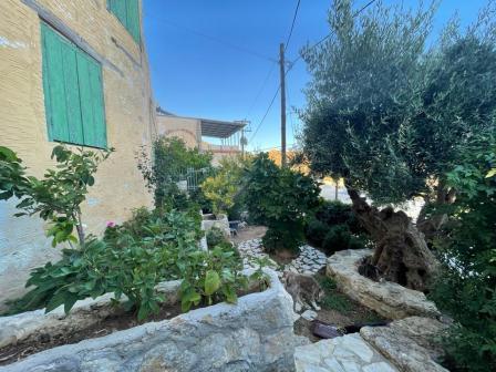 Agios Ioannis-Ierapetra Drie grote huizen met elkaar verbonden en genieten van uitzicht op de bergen en de zee. De woning is circa 250m2 gelegen op een perceel van 300m2. Het hoofdhuis bestaat uit vijf slaapkamers, vier badkamers en vier open haarden...