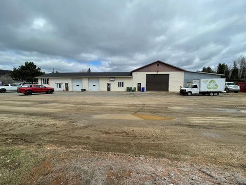 Wonderful business opportunity: This building could be 'Le Spot' ideal for your project. Car mechanics, heavy machinery, very lucrative purchase of iron and metals, as well as a sand pit... The owner has a permit for Automobile Recycling that could b...