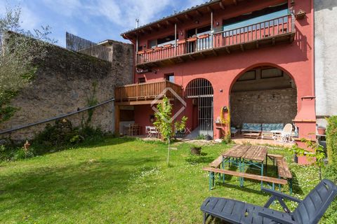 Large townhouse located in the historic area of a small town located in one of the most emblematic areas of La Garrotxa. The villa is very spacious and bright, unique in the area for its size and multiple possibilities. The house has a total of 690 m...