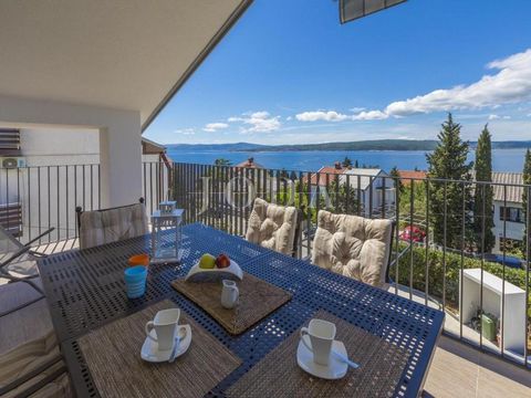 Location: Primorsko-goranska županija, Crikvenica, Dramalj. A Dramalj - Crikvenica si trova una bella casa indipendente completamente ristrutturata con una superficie abitabile di 375 m2 e un ampio giardino. La casa ha una pianta di 12,5x10 ed è comp...