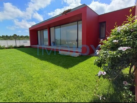 Excellent House V3, located in the prestigious condominium of Bom Sucesso, Óbidos This develops all only on the ground floor and has the different areas well separated and very private. When entering the villa you will find on one side a huge living ...