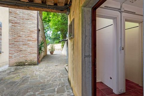 Dit appartement in een landhuis in Perugia heeft 1 slaapkamer en is geschikt voor een gezin. In het landhuis zijn andere appartementen met wie je de gymzaal, sauna en het gezamenlijk zwembad deelt. Je hebt een eigen parkeerplaats waar je de auto kwij...