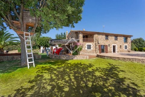 This century-old farmhouse is located on the outskirts of a small town with the remains of an Iberian settlement from the 4th-3rd centuries BC. and stands out for its pleasant panoramic views, its impeccable renovation and its excellent location, sin...