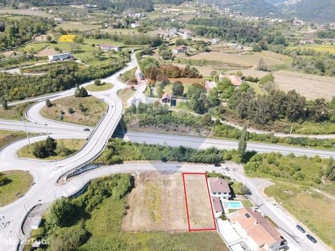 Plot of building land with 583 m2; Approved construction of a villa with implantation of 120 m2; With three floors, two above the threshold and one below; Construction area of 240 m2, being a fire, an annex with 47.3 m2 and 3 parking spaces; Excellen...