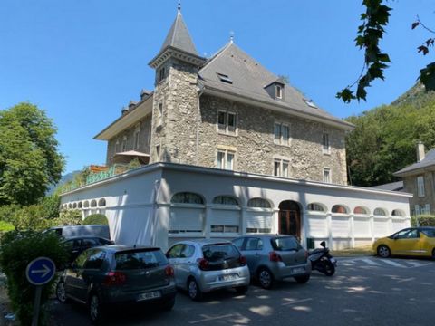 Exceptional setting for this real estate complex composed of 2 type 3 apartments in perfect condition, located on the ground floor of a luxury residence called 'CHATEAU DE TRIVIERS'. Each apartment is rented furnished for €840/month including service...